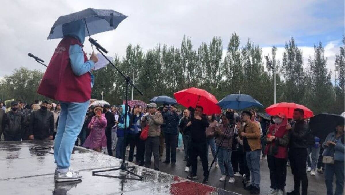 «500-ден астам адам қатысты»: Астанада митинг өтті