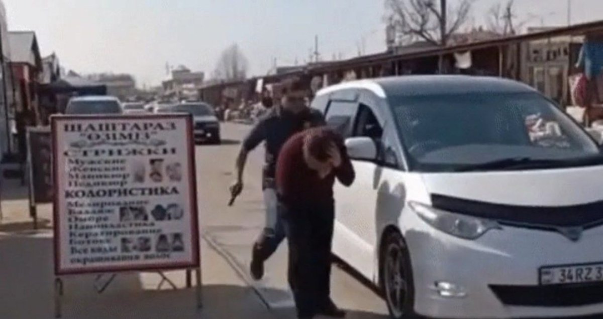 «Бетінен атқан»: Алматыдағы базарда жолға таласқан жүргізушілер жанжал шығарды