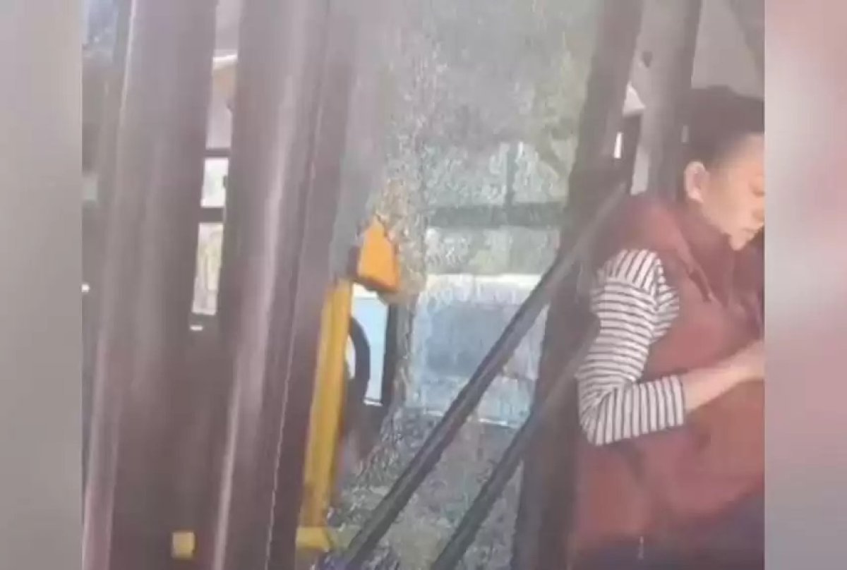 Алматыда мопед жүргізушісі жолаушылар автобусына оқ атты