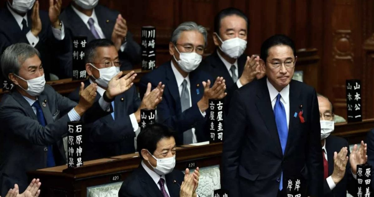 «Мәртебесіне сәйкес келмейтін әрекет»: Жапония премьер-министрі үлкен ұлына сөгіс жариялады