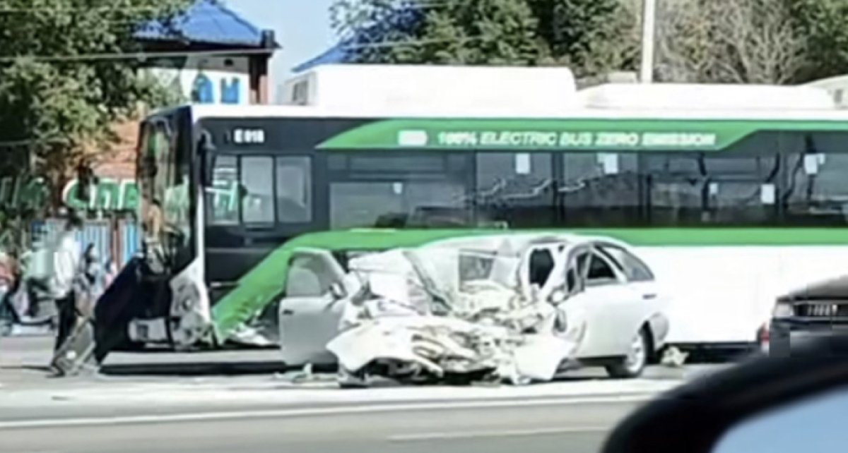 Астанада жеңіл көлік автобуспен соқтығысты