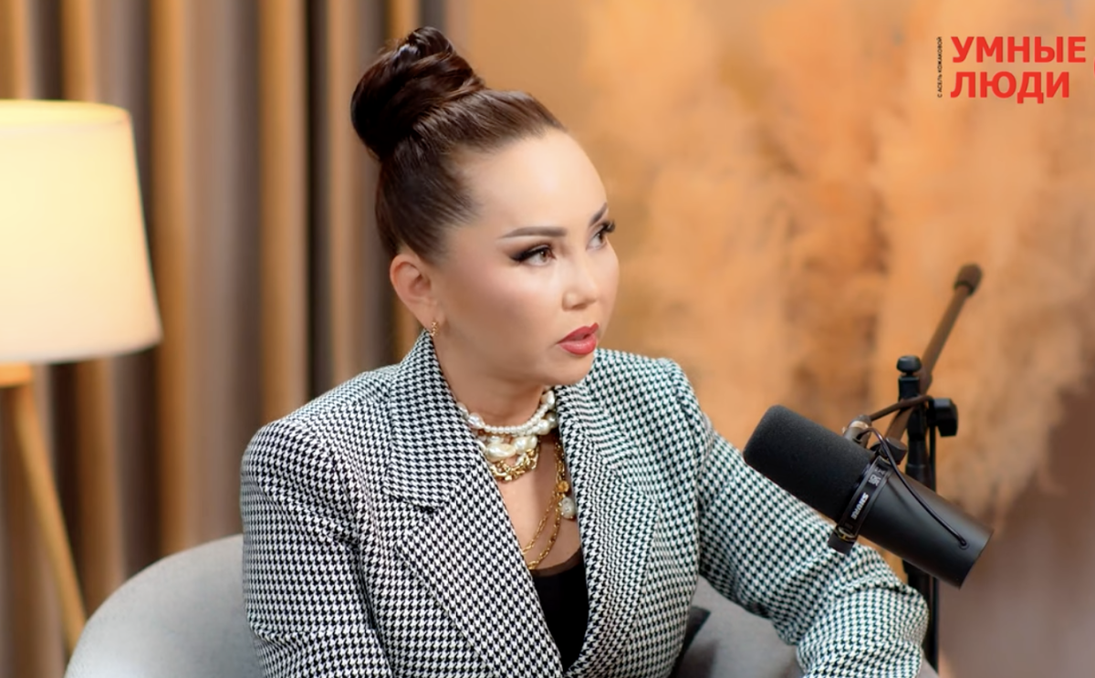 Іш киімсіз биік өкшелі туфли ұзын аяқты әйелдер