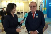 «Немереме келін іздеп жүрмін»: Алтынбек Қоразбаев журналист қызға «құда түсті» (ВИДЕО)