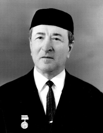 Басына орамал тағыған сексуалды дағыстандық әйел жалаңаш.